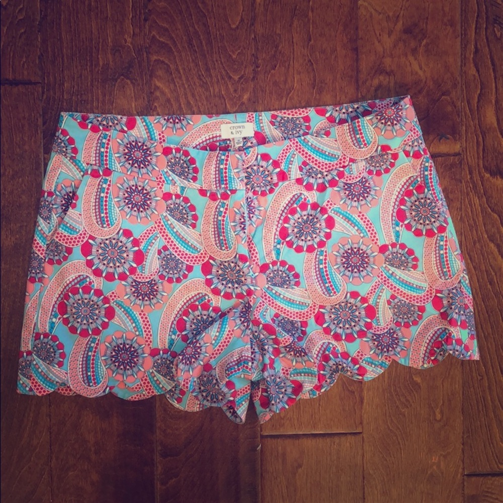 Women’s size 10 Crown and Ivy Scalloped shorts